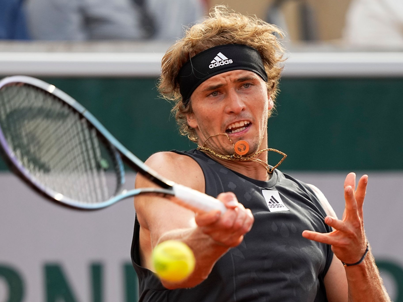 Alexander Zverev unterlag Stefanos Tsitsipas in zwei Sätzen. - Foto: Michel Euler/AP/dpa