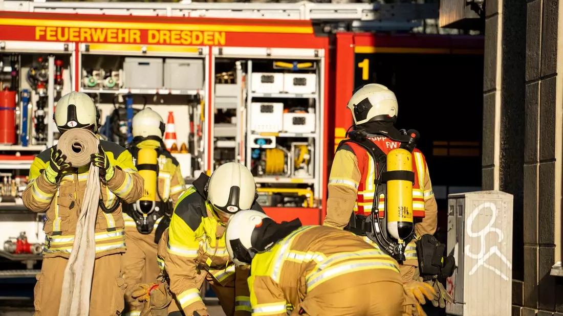 FW Dresden: Feuerwehr rettet Kind aus verqualmter Wohnung - Bild: presseportal.de