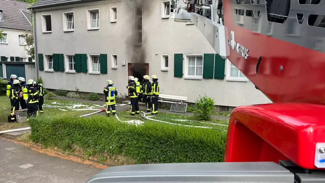 FW-GE: Busunfall auf der Ostpreußenstraße - Fahrer schwer verletzt - Bild: presseportal.de