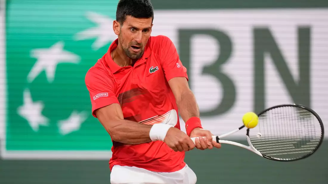 Novak Djokovic setzte sich gegen Andrei Rubljow knapp in drei Sätzen durch. - Bild: Michel Euler/AP/dpa