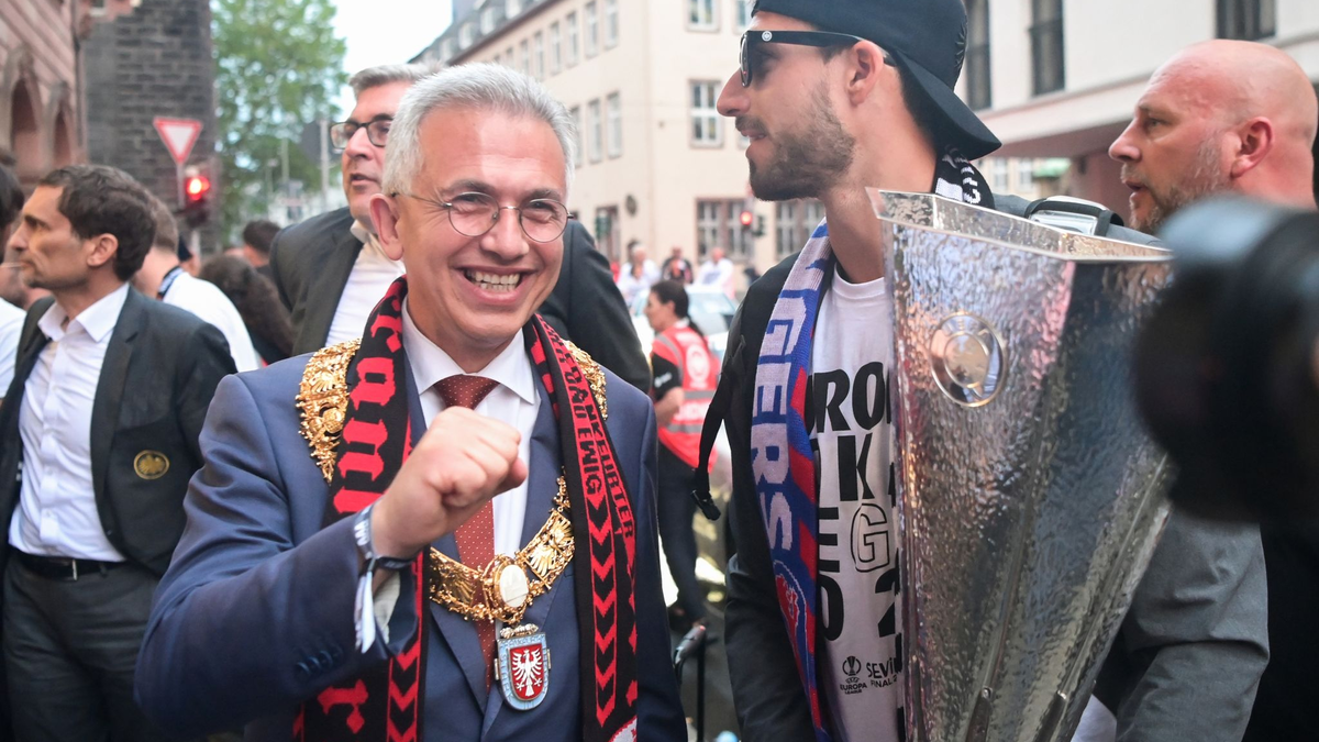 Der ehemalige Frankfurter Oberbürgermeister Peter Feldmann war im Dezember 2022 in zwei Fällen zu einer Geldstrafe in Höhe von 120 Tagessätzen zu 175 Euro verurteilt worden. Die Verurteilung wegen Vorteilsannahme ist nun rechtskräftig. - Foto: Sebastian Gollnow/dpa-Pool/dpa