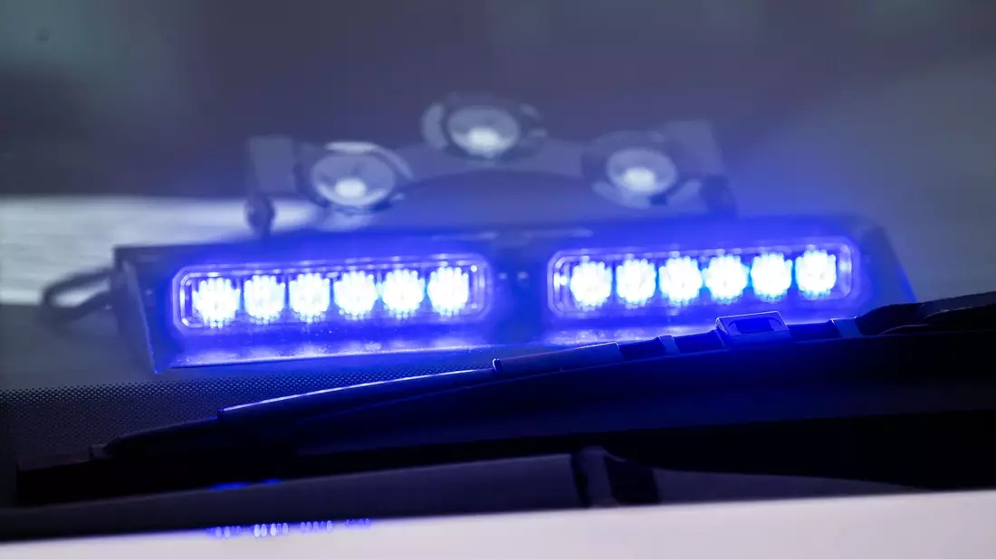 Die Bayerische Zentralstelle zur Bekämpfung von Extremismus und Terrorismus bei der Generalstaatsanwaltschaft München hat nach dem Messerangriff in Regensburg die Ermittlungen wegen zwei Fällen von versuchtem Mord übernommen. - Bild: Lino Mirgeler/dpa/Symbolbild