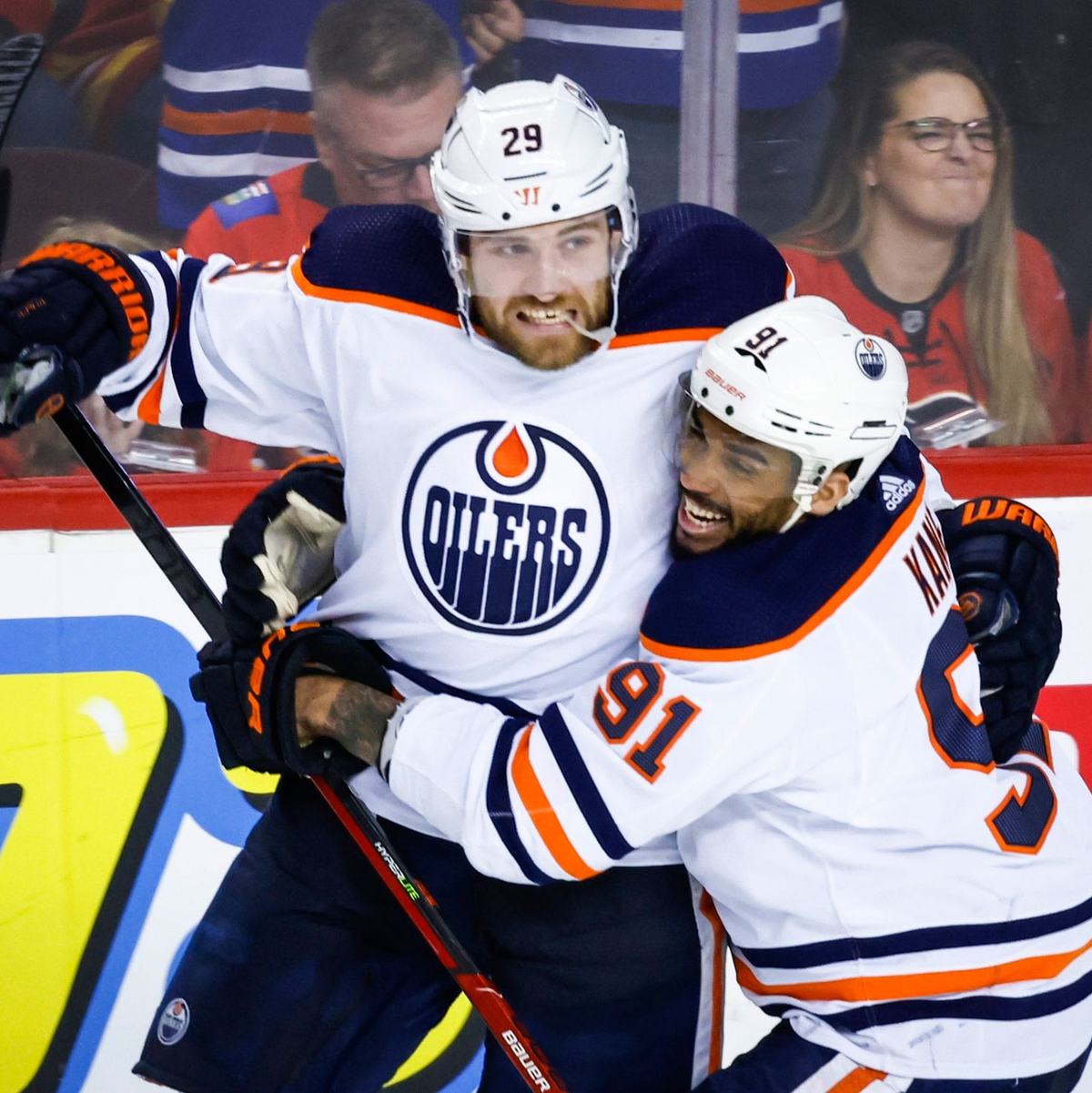 Leon Draisaitl von den Edmonton Oilers wird von Gustav Forsling von den Florida Panthers an die Bande gecheckt. - Foto: Jeff Mcintosh/The Canadian Press/AP/dpa
