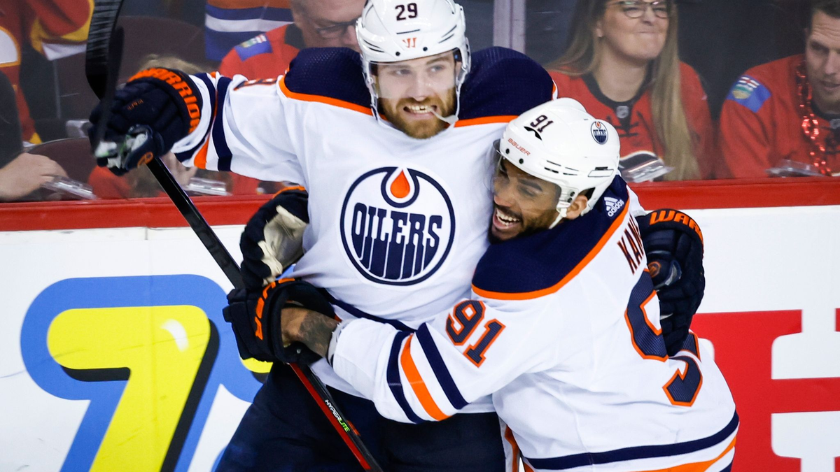 Leon Draisaitl von den Edmonton Oilers wird von Gustav Forsling von den Florida Panthers an die Bande gecheckt. - Foto: Jeff Mcintosh/The Canadian Press/AP/dpa