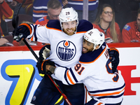 Leon Draisaitl von den Edmonton Oilers wird von Gustav Forsling von den Florida Panthers an die Bande gecheckt. - Foto: Jeff Mcintosh/The Canadian Press/AP/dpa