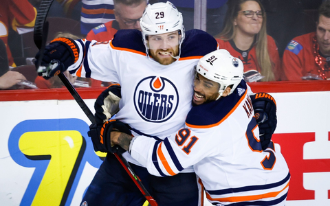 Leon Draisaitl von den Edmonton Oilers wird von Gustav Forsling von den Florida Panthers an die Bande gecheckt. - Foto: Jeff Mcintosh/The Canadian Press/AP/dpa