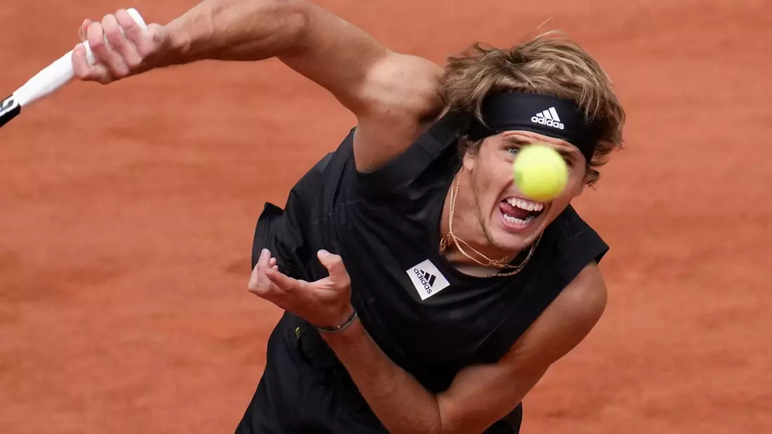 Kann sich ein Lächeln nach seinem Einzug in die Runde der besten 16 nicht verkneifen: Alexander Zverev. - Bild: Christophe Ena/AP/dpa
