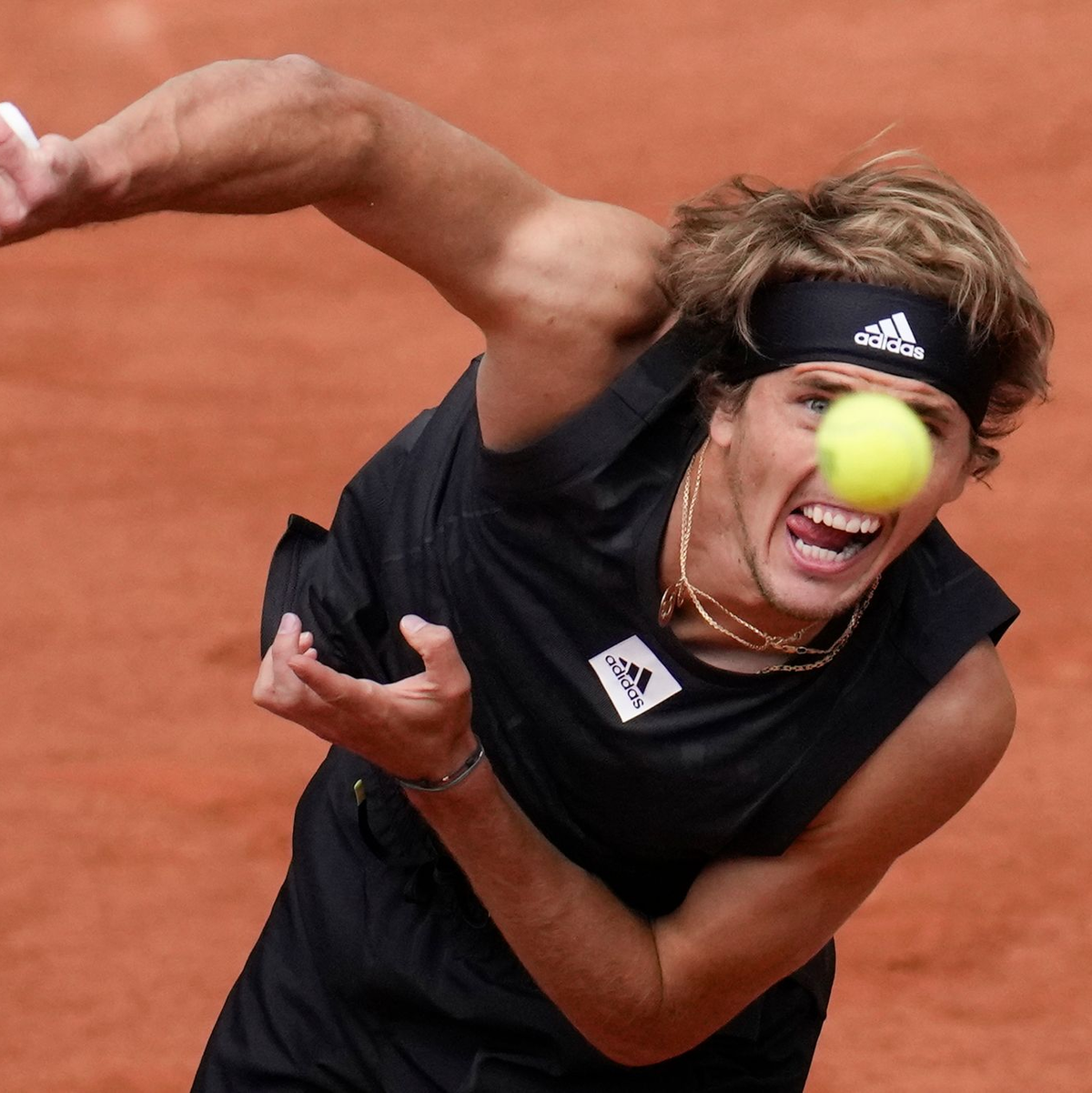 Alexander Zverev hat das French-Open-Finale gegen den Spanier Carlos Alcaraz nach fünf Sätzen verloren. - Foto: Christophe Ena/AP/dpa
