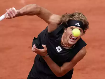 Kann sich ein Lächeln nach seinem Einzug in die Runde der besten 16 nicht verkneifen: Alexander Zverev. - Foto: Christophe Ena/AP/dpa