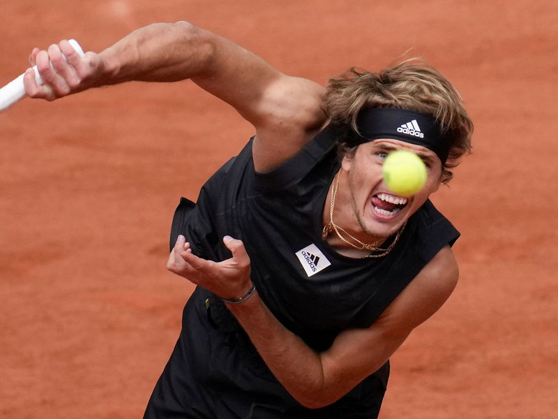 Alexander Zverev hat das French-Open-Finale gegen den Spanier Carlos Alcaraz nach fünf Sätzen verloren. - Foto: Christophe Ena/AP/dpa