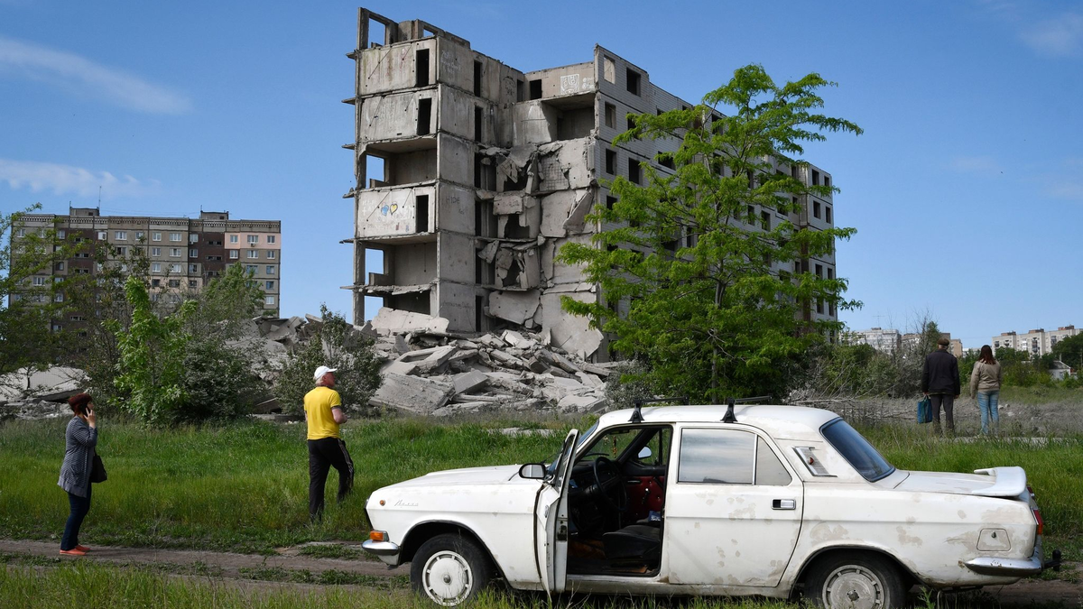 Ukrainische Soldaten reparieren einen Panzer vom Typ «Leopard 2». - Foto: Andriy Andriyenko/AP/dpa