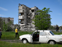 Ukrainische Soldaten reparieren einen Panzer vom Typ «Leopard 2». - Foto: Andriy Andriyenko/AP/dpa