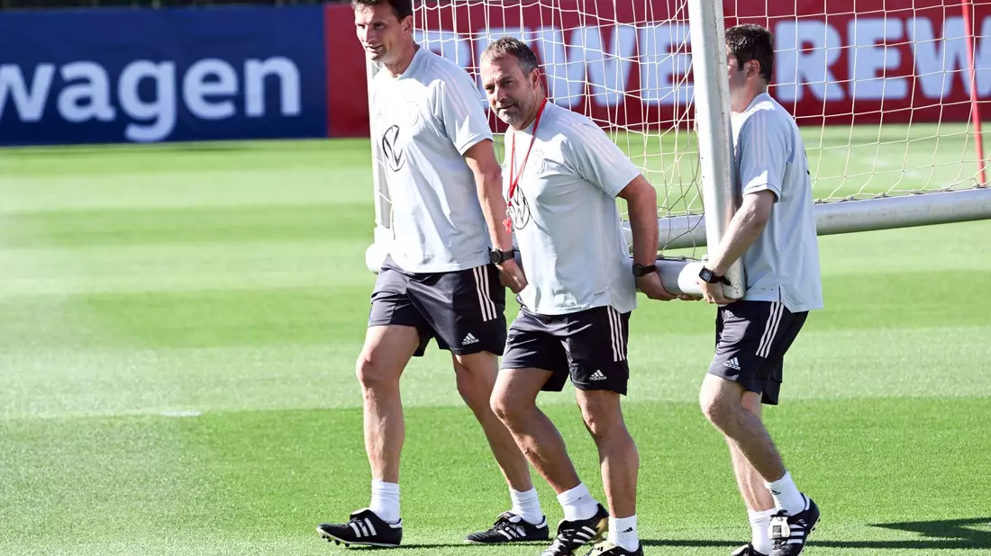 Vor dem Spiel gegen Island geben die DFB-Frauen beim Abschlusstraining alles. - Bild: Federico Gambarini/dpa