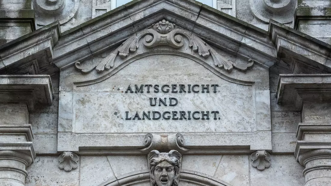 Die Staatsanwaltschaft hat die Ermittlungen gegen den früheren Lehrer eingestellt, weil eine Tat diesem nicht nachzuweisen sei. (Archivbild) - Bild: Armin Weigel/dpa