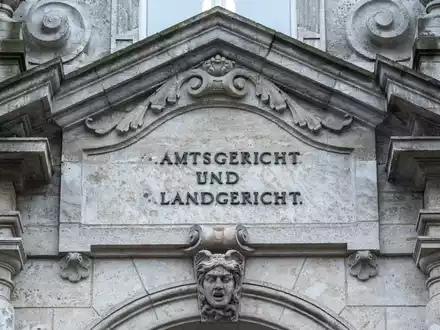Die Staatsanwaltschaft hat die Ermittlungen gegen den früheren Lehrer eingestellt, weil eine Tat diesem nicht nachzuweisen sei. (Archivbild) - Foto: Armin Weigel/dpa