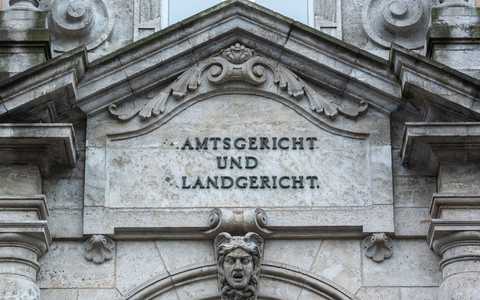 Die Staatsanwaltschaft Regensburg hat eine Mordanklage gegen einen Arzt erhoben. (Symbolbild) - Foto: Armin Weigel/dpa