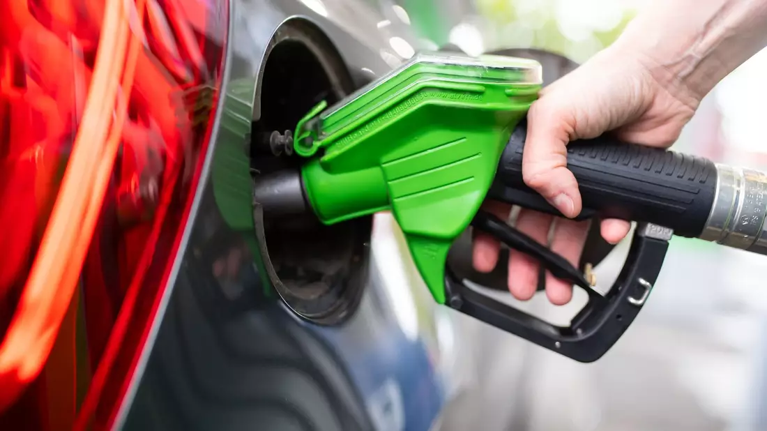 Die Preise für Diesel und Superbenzin haben sich in den vergangenen Jahren immer wieder angenähert. (Archivbild) - Bild: Sven Hoppe/dpa