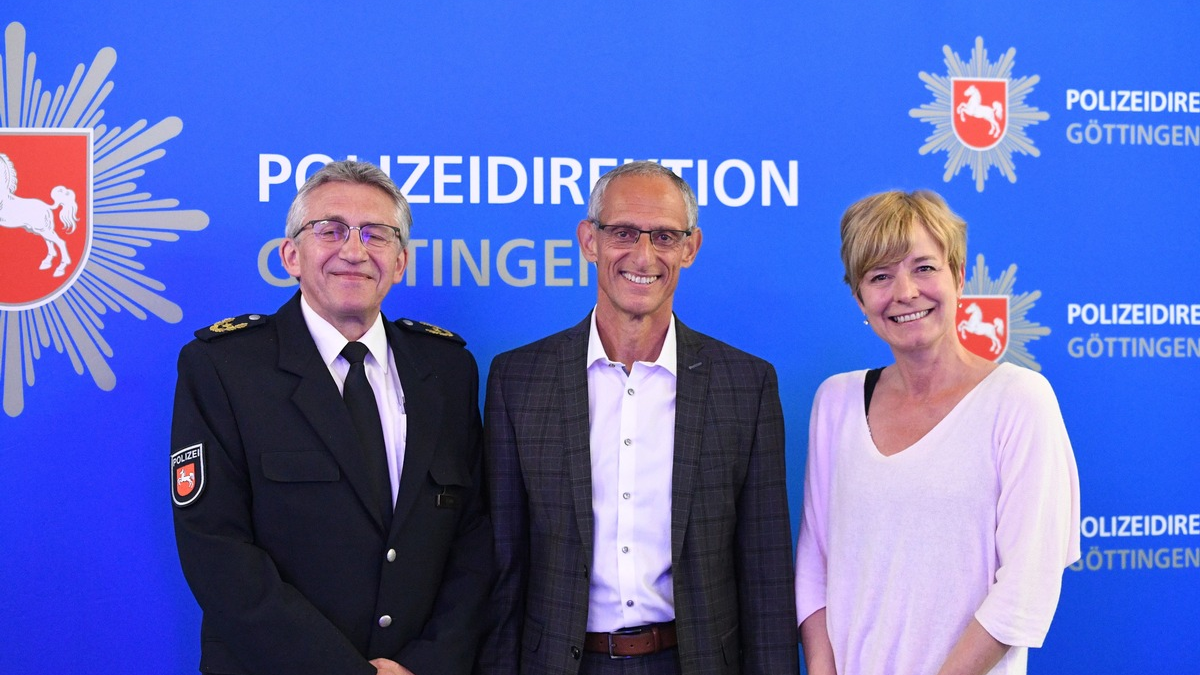 POL-OS: Osnabrücker Polizeipräsident Maßmann in den Ruhestand verabschiedet - Friedo de Vries tritt Nachfolge an - Foto: presseportal.de