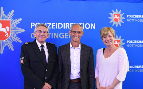 POL-OS: Osnabrücker Polizeipräsident Maßmann in den Ruhestand verabschiedet - Friedo de Vries tritt Nachfolge an - Foto: presseportal.de