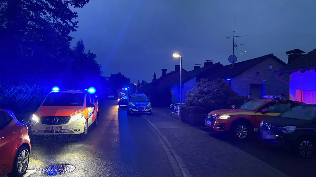 FW-EN: Feuerwehrmann rettete eigenen Jungen aus hilfloser Lage: Feuerwehr rettet 5- jährigen aus Plastikteil - 19- jährige Reiterin ebenfalls von Feuerwehr und Rettungsdienst gerettet - Bild: presseportal.de