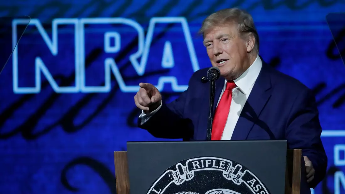 Donald Trump veröffentlicht einen Brief, bei dem es sich um eine fachliche Einschätzung seines Arztes handeln soll, der ihm einen «ausgezeichneten» Gesundheitszustand attestiere. - Bild: Michael Wyke/AP/dpa