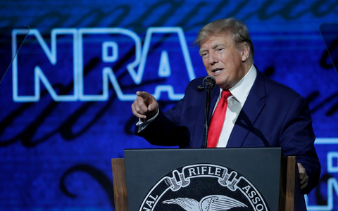 Donald Trump veröffentlicht einen Brief, bei dem es sich um eine fachliche Einschätzung seines Arztes handeln soll, der ihm einen «ausgezeichneten» Gesundheitszustand attestiere. - Foto: Michael Wyke/AP/dpa