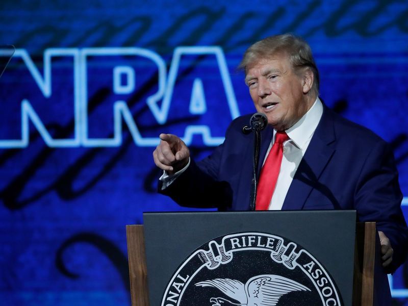 Donald Trump veröffentlicht einen Brief, bei dem es sich um eine fachliche Einschätzung seines Arztes handeln soll, der ihm einen «ausgezeichneten» Gesundheitszustand attestiere. - Foto: Michael Wyke/AP/dpa