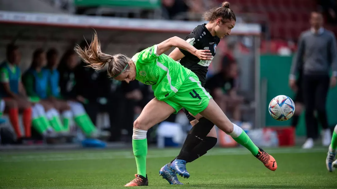 Noch in Wolfsburg, bald beim FC Bayern: Lena Oberdorf (M) im Zweikampf. - Bild: Fabian Strauch/dpa