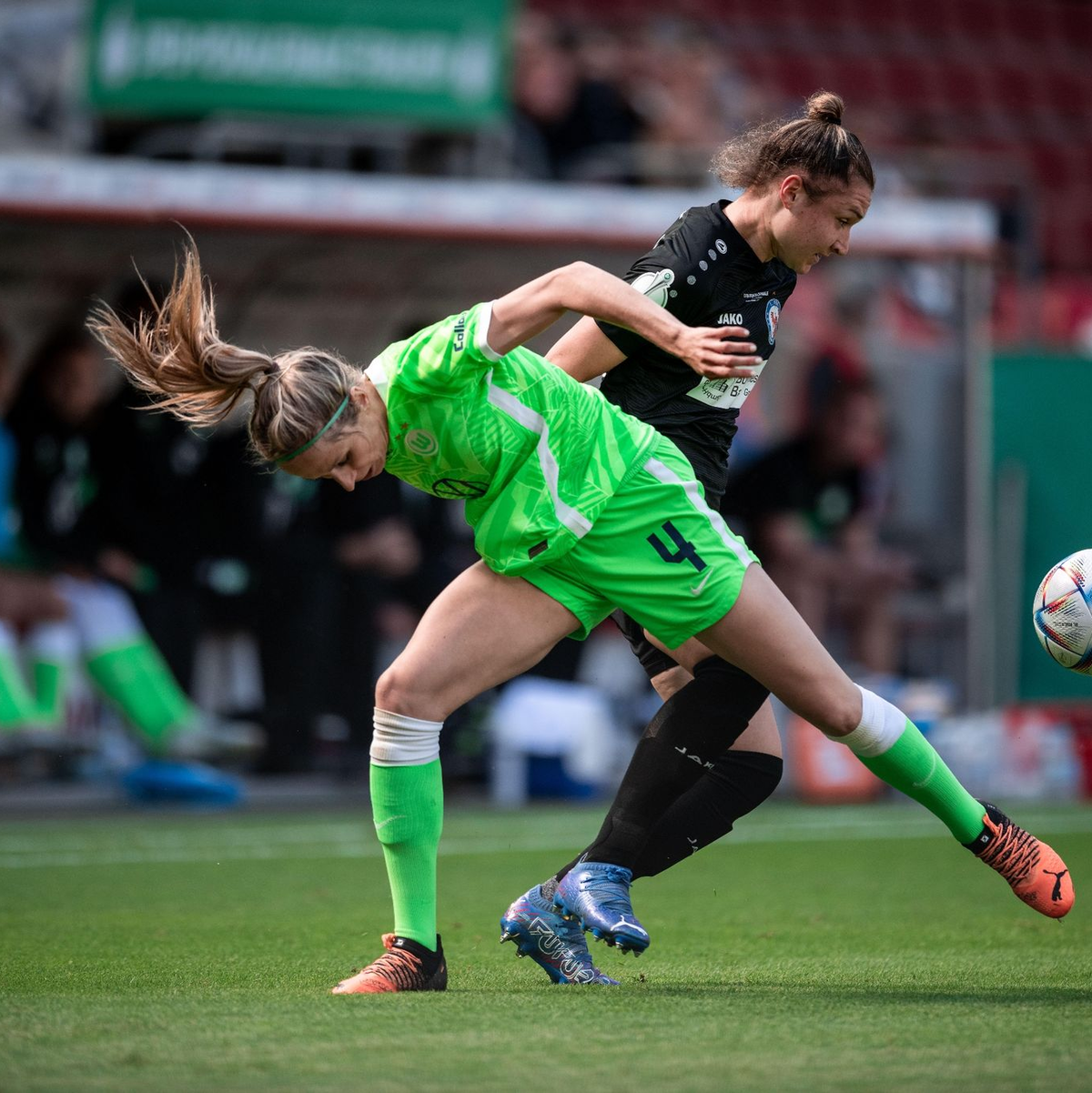 Noch in Wolfsburg, bald beim FC Bayern: Lena Oberdorf (M) im Zweikampf. - Foto: Fabian Strauch/dpa