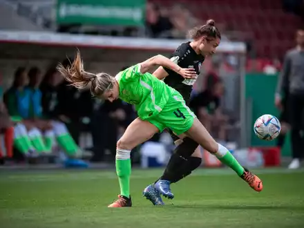 Noch in Wolfsburg, bald beim FC Bayern: Lena Oberdorf (M) im Zweikampf. - Foto: Fabian Strauch/dpa