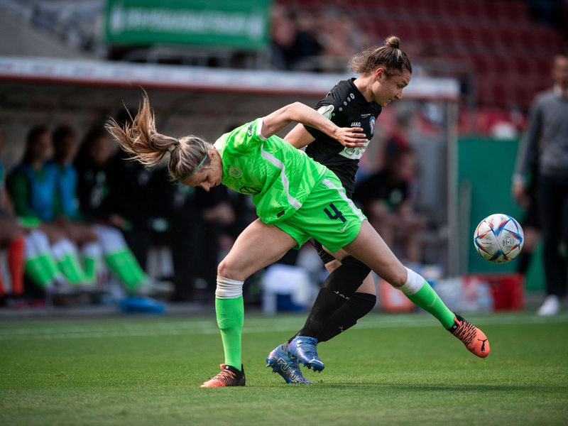 Noch in Wolfsburg, bald beim FC Bayern: Lena Oberdorf (M) im Zweikampf. - Foto: Fabian Strauch/dpa