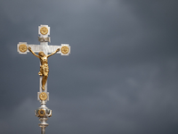 Dunkle Wolken über einem Kruzifix: Immer mehr Menschen nehmen Abstand von der Katholischen Kirche. - Foto: Marijan Murat/dpa