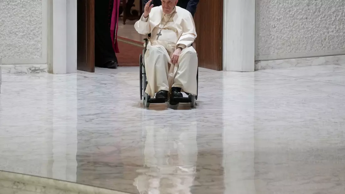«Wie viele Massaker an Unschuldigen es in der Welt gibt: im Mutterleib; auf den Routen der Verzweifelten, die auf der Suche nach Hoffnung sind; im Leben so vieler Kinder, deren Kindheit vom Krieg zerstört wird»: Papst Franziskus. - Bild: Gregorio Borgia/AP/dpa