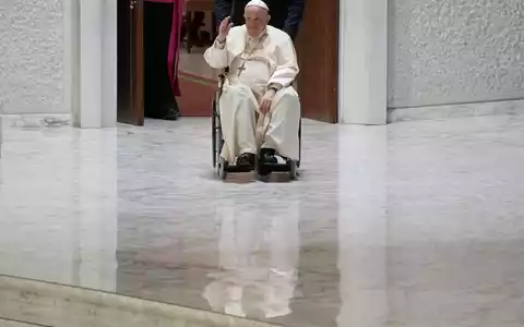 «Wie viele Massaker an Unschuldigen es in der Welt gibt: im Mutterleib; auf den Routen der Verzweifelten, die auf der Suche nach Hoffnung sind; im Leben so vieler Kinder, deren Kindheit vom Krieg zerstört wird»: Papst Franziskus. - Foto: Gregorio Borgia/AP/dpa
