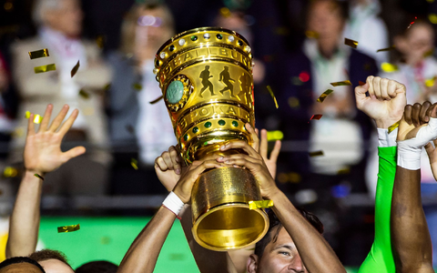 Objekt der Begierde: Noch acht Teams hoffen auf den Gewinn des DFB-Pokals. - Foto: Tom Weller/dpa