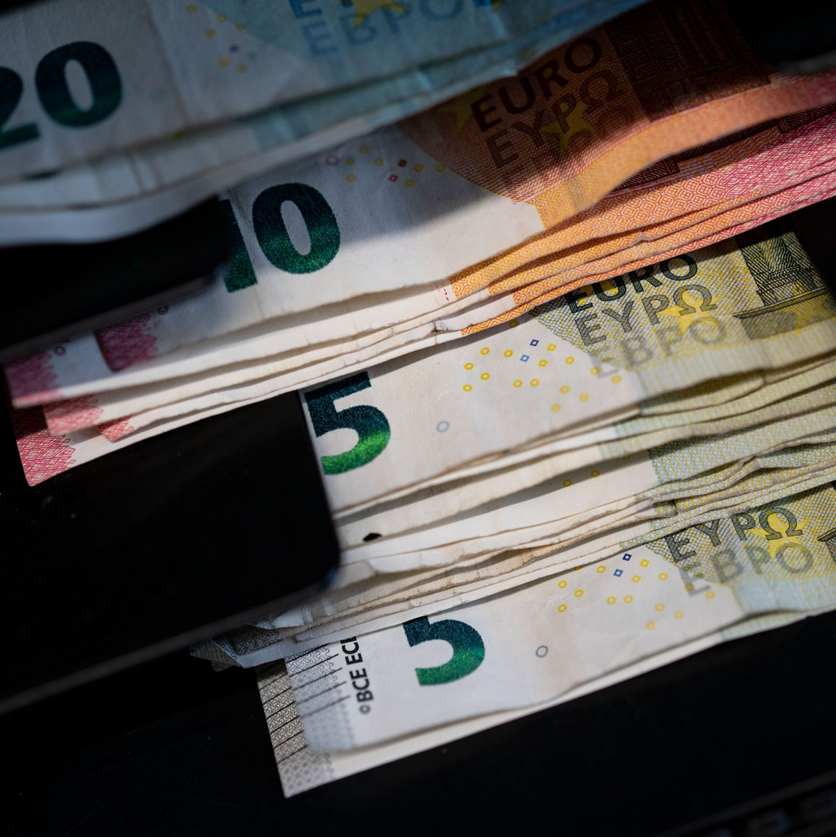 Höhere Inflationsraten schmälern die Kaufkraft von Verbraucherinnen und Verbrauchern (Symbolbild) - Foto: Marijan Murat/dpa