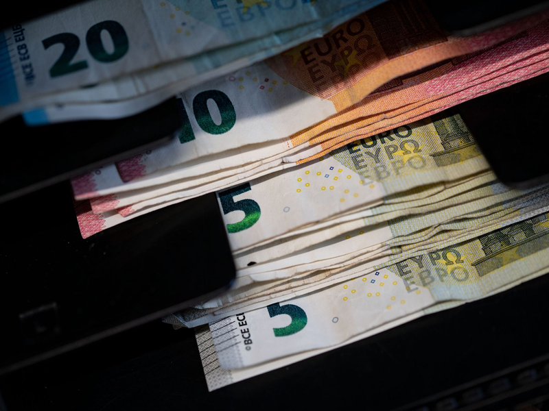 Höhere Inflationsraten schmälern die Kaufkraft von Verbraucherinnen und Verbrauchern (Symbolbild) - Foto: Marijan Murat/dpa