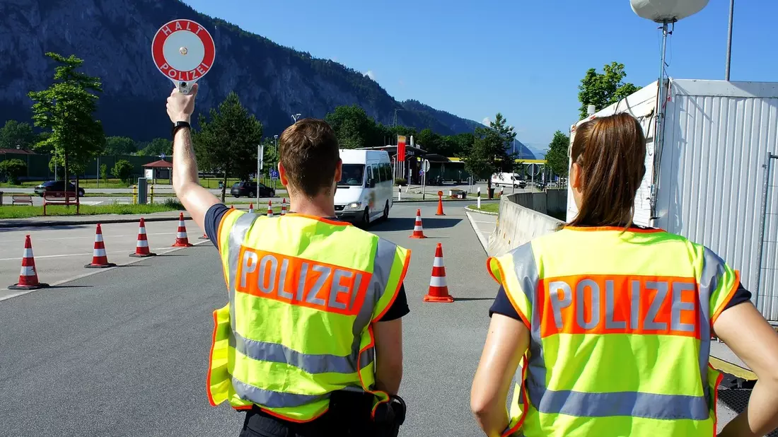 Bundespolizeidirektion München: Bundespolizei lässt sich von Fälschungen nicht täuschen / Drei Männer der Urkundenfälschung beschuldigt - Zurückweisung folgt - Bild: presseportal.de