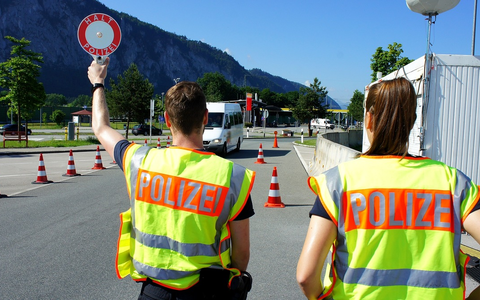 Bundespolizeidirektion MĂŒnchen: Bundespolizei lĂ€sst sich von FĂ€lschungen nicht tĂ€uschen / Drei MĂ€nner der UrkundenfĂ€lschung beschuldigt - ZurĂŒckweisung folgt - Foto: presseportal.de Bundespolizeidirektion MĂŒnchen: Bundespolizei lĂ€sst sich von FĂ€lschungen nicht tĂ€uschen / Drei MĂ€nner der UrkundenfĂ€lschung beschuldigt - ZurĂŒckweisung folgt - Foto: presseportal.de