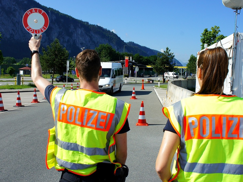 Bundespolizeidirektion München: Bundespolizei lässt sich von Fälschungen nicht täuschen / Drei Männer der Urkundenfälschung beschuldigt - Zurückweisung folgt - Foto: presseportal.de