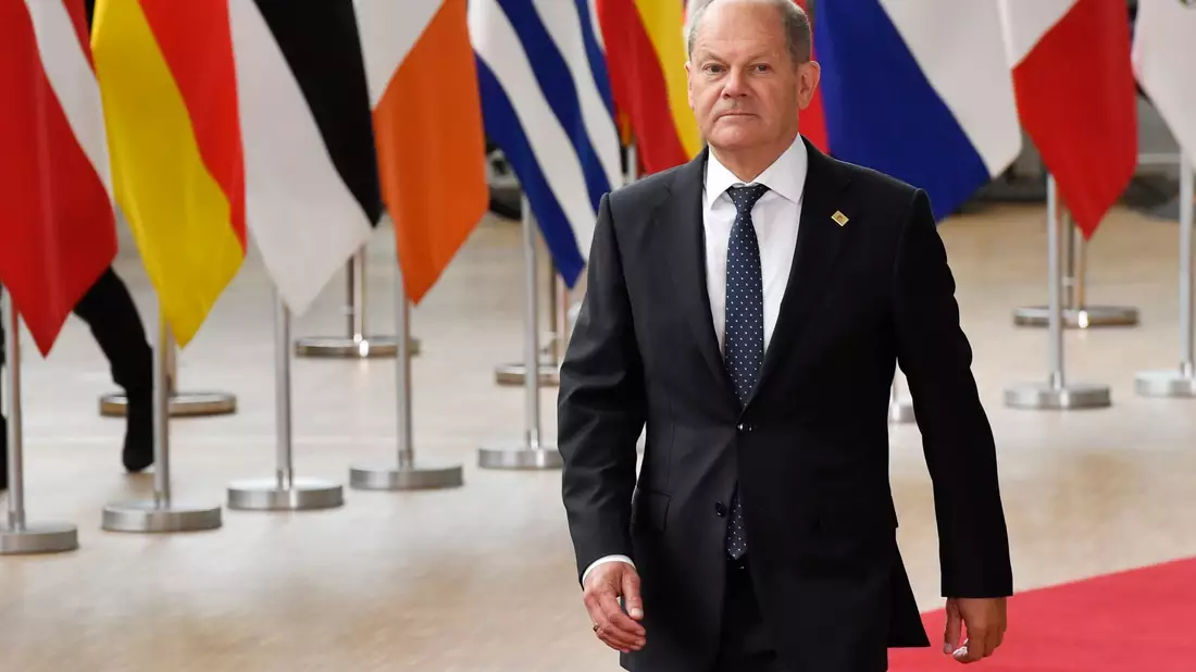 Bundeskanzler Olaf Scholz (SPD) spricht mit Journalisten während einer Pressekonferenz. - Bild: Geert Vanden Wijngaert/AP/dpa