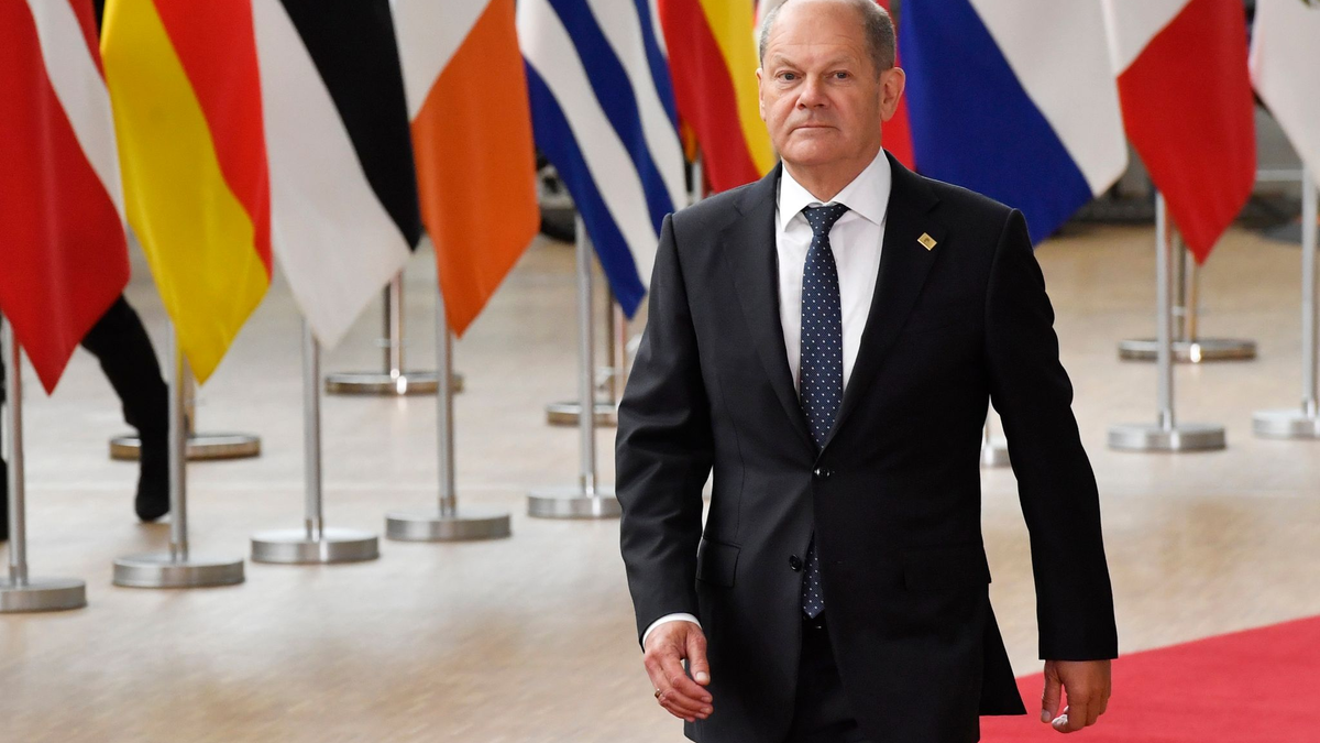 Bundeskanzler Olaf Scholz (SPD) spricht mit Journalisten während einer Pressekonferenz. - Foto: Geert Vanden Wijngaert/AP/dpa