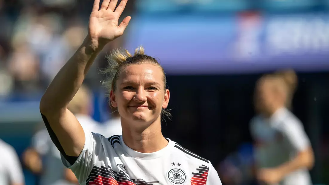 DFB-Kapitänin Alexandra Popp fehlt im Aufgebot von Bundestrainer Horst Hrubesch (r). - Bild: Sebastian Gollnow/dpa