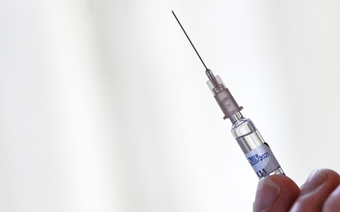 Die Grippeimpfung holt man sich einmal im Jahr im Herbst (Symbolbild).  - Foto: Jens Kalaene/dpa-Zentralbild/dpa