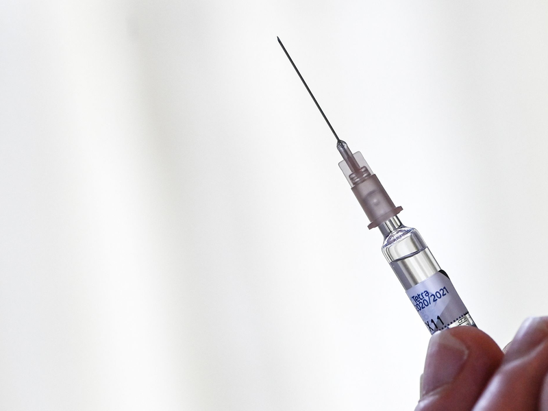 Die Grippeimpfung holt man sich einmal im Jahr im Herbst (Symbolbild).  - Foto: Jens Kalaene/dpa-Zentralbild/dpa