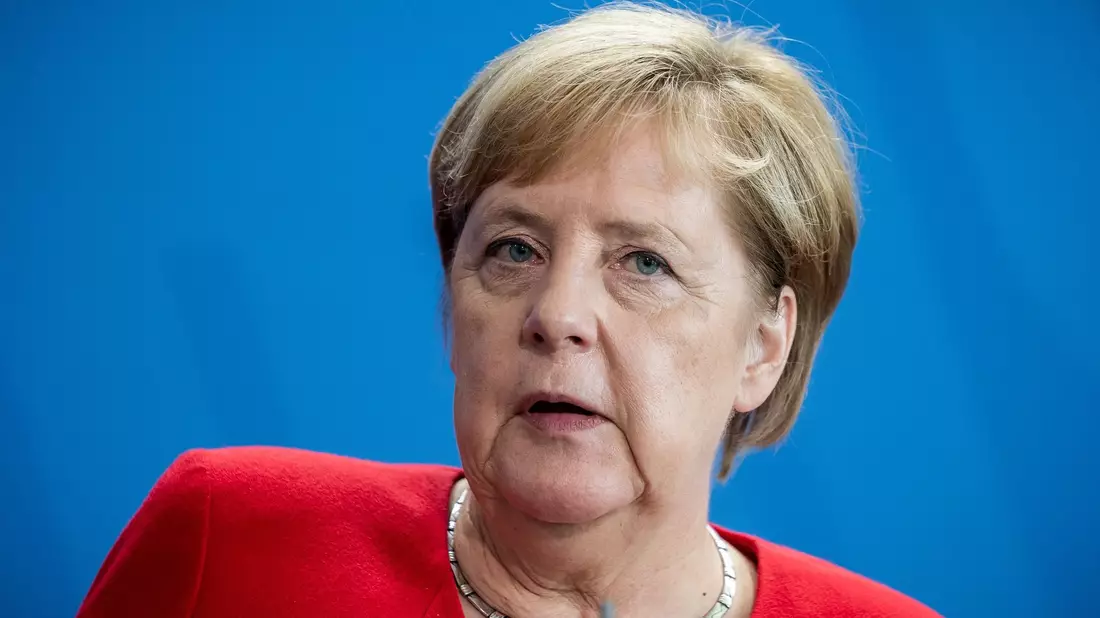 Altkanzlerin Angela Merkel schreibt ins Kondolenzbuch. - Bild: Michael Kappeler/dpa