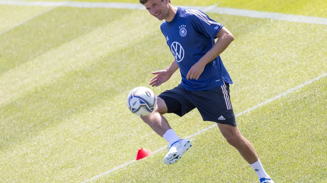 Thomas Müller findet die Entwicklungen beim FC Bayern München gut. - Bild: Daniel Karmann/dpa