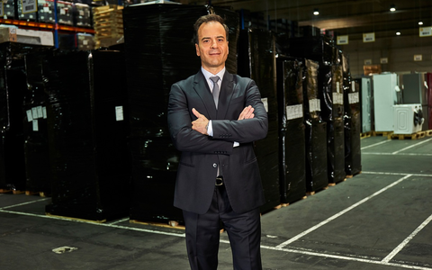 Konstantinos Vasiadis von der elvinci.de GmbH über den Ankauf von Restposten und den Verkauf von Retouren - Foto: presseportal.de