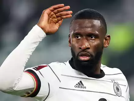 Deutschlands Abwehrchef Antonio Rüdiger fehlte im Mannschaftstraining und absolvierte nur eine kleine Laufeinheit. - Foto: Christian Charisius/dpa