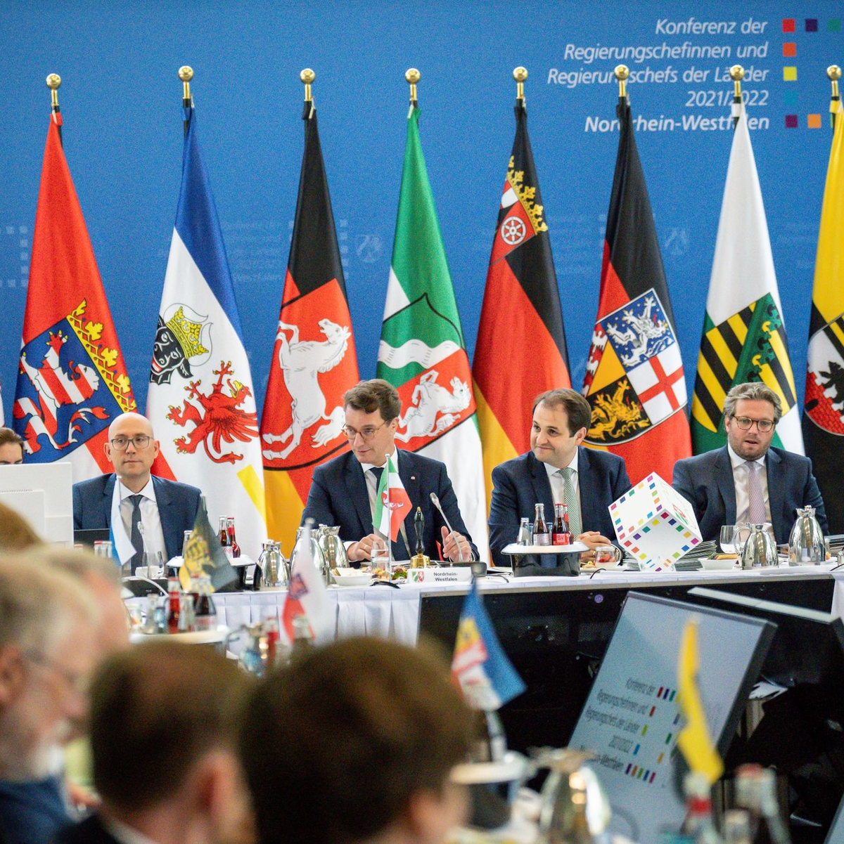 Die Ministerpräsidenten der Länder kommen heute mit Kanzler Scholz (M) zu turnusmäßigen Beratungen zusammen, bei denen die Migrationspolitik im Mittelpunkt stehen wird. - Foto: Michael Kappeler/dpa